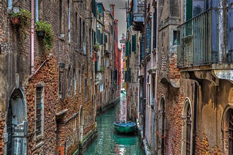   Venezia: Una Vita Tra i Canali, un romanzo che celebra la bellezza efimera e l'anima eterna della Serenissima